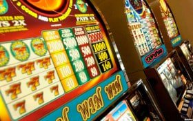 MMK77 Slot Online Platform မြန်မာ ကစားသမားများ Mobile ဖြင့် ကစားနေသောမြင်ကွင်း